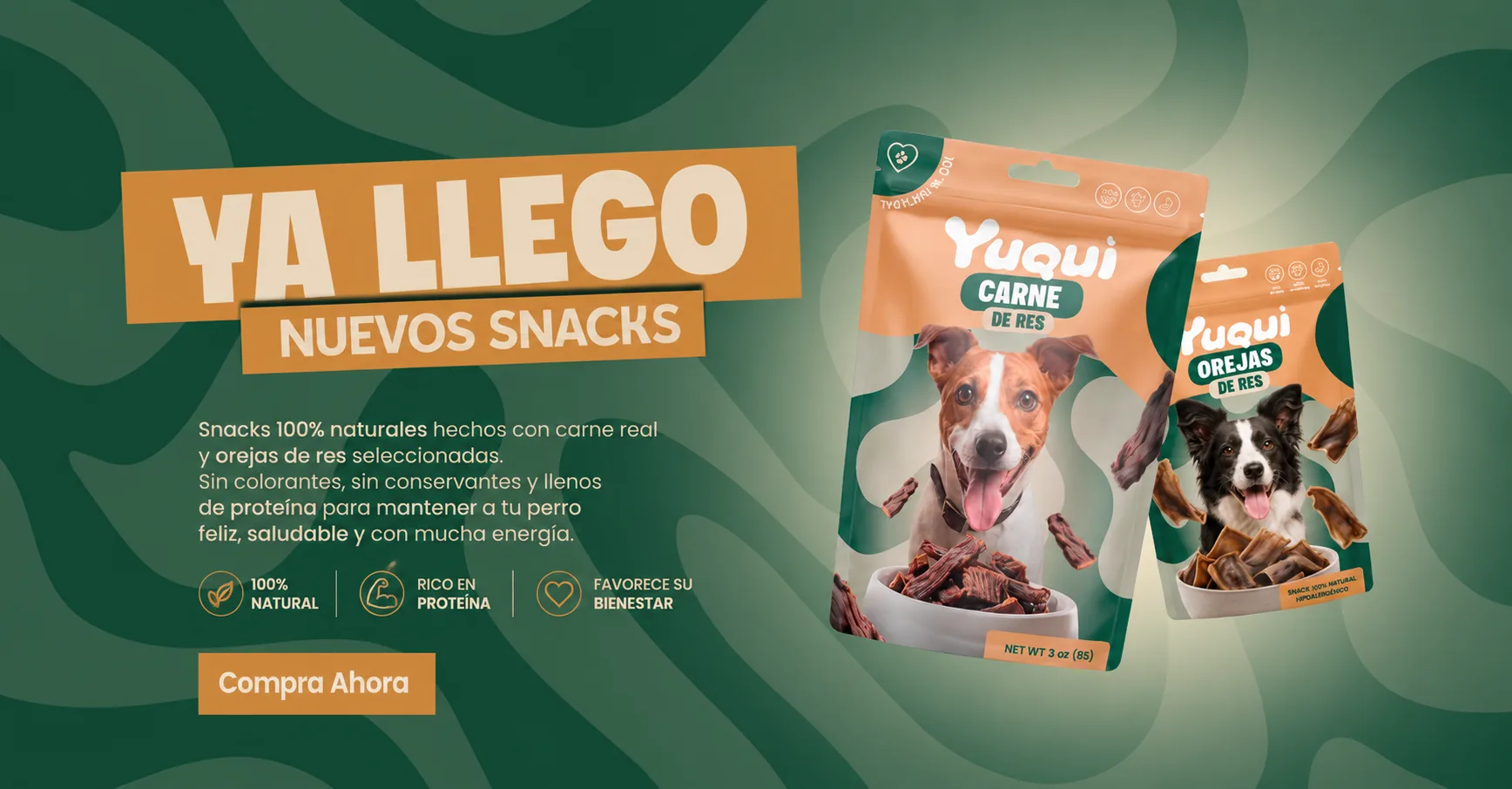 Ya llegó: nuevos snacks Yuqui. Bolsas de carne de res y orejas de res sobre fondo verde con formas orgánicas.